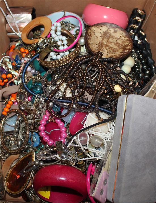 Box of mixed costume jewellery(-)